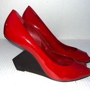 Pour La Victoire Red Patent Leather Peep Toe Sculptural Wood Wedge Heels Size 8